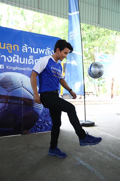 คิง เพาเวอร์ ไทย เพาเวอร์ พลังคนไทย ชวน กัน นภัทร อินทร์ใจเอื้อ เดินหน้าส่งมอบลูกฟุตบอล สานฝันให้เด็กไทยก้าวไกลสู่ระดับโลก