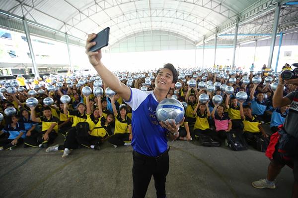 คิง เพาเวอร์ ไทย เพาเวอร์ พลังคนไทย ชวน กัน นภัทร อินทร์ใจเอื้อ เดินหน้าส่งมอบลูกฟุตบอล สานฝันให้เด็กไทยก้าวไกลสู่ระดับโลก