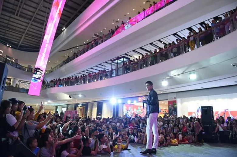 กรี๊ดห้างแตก!! “ต่อ-ธนภพ” โชว์มินิคอนเสิร์ตลุ้นผู้เข้าประกวด “GSB GEN CAMPUS STAR 2019” ภาคกลาง