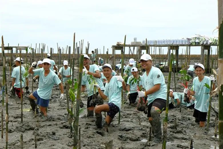 บราเดอร์ ร่วมปลูกชีวิต ฟื้นคืนพื้นที่ป่าชายเลน ณ 'ศูนย์อนุรักษ์ป่าชายเลน จังหวัดสมุทรสาคร’ ในโครงการอาสาอนุรักษ์ฟื้นฟูธรรมชาติป่าชายเลน ต่อเนื่องเป็นปีที่ 11
