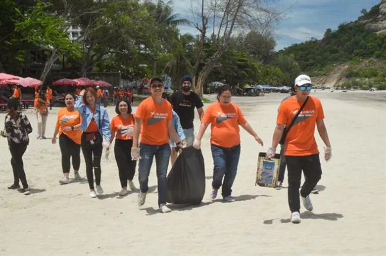 ลาล่ามูฟ นำทีมเก็บขยะชายหาดเพื่อประโยชน์สิ่งแวดล้อม