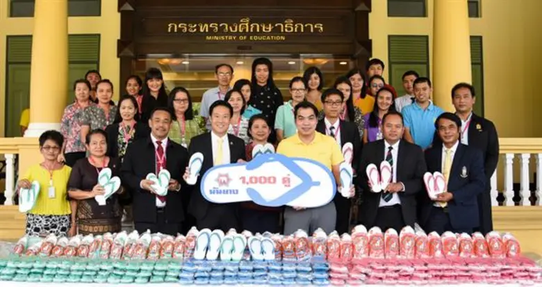 ภาพข่าว: นันยางมอบรองเท้าแตะ 'ช้าวดาว’ และ 'ช้างน้อย’ ช่วยเหลือผู้ประสบอุทกภัย
