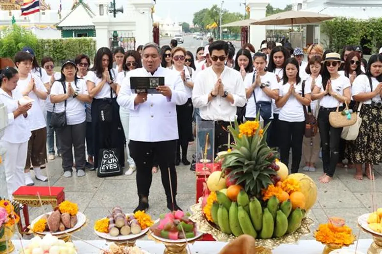 “ฌอห์ณ” หาฤกษ์ดี นำทีมแฟนคลับ ทำบุญ-ไหว้พระ เสริมดวงชะตา