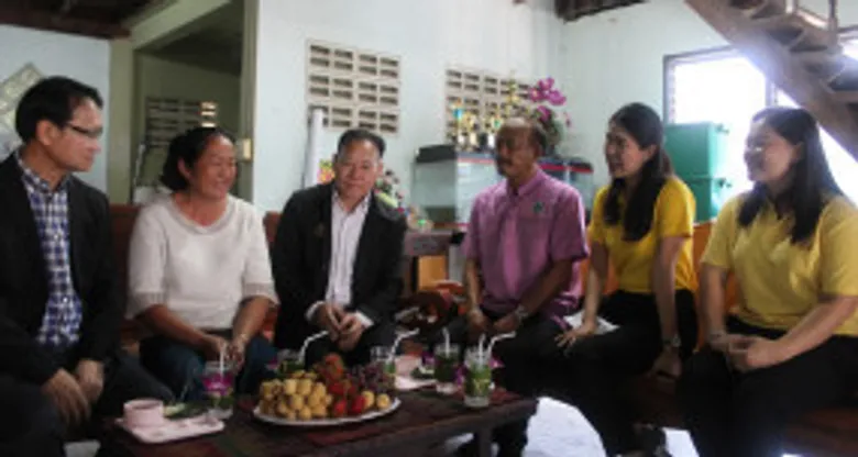 นายสง่า วงศ์ษาพาน ผู้ตรวจกรมพัฒนาฝีมือแรงงาน ลงพื้นที่ตรวจเยี่ยมกลุ่มวงเดือนทอผ้ามัดหมี่ จังหวัดลพบุรี