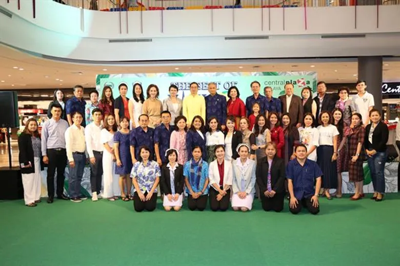 ศูนย์การค้าเซ็นทรัลพลาซา ศาลายา ร่วมกับ หอการค้าจังหวัดนครปฐม จัดประมูลส้มโอ มอบรายได้โรงพยาบาล 7 แห่ง และเหล่ากาชาดจังหวัดนครปฐม ทุบสถิติเงินประมูลสูงสุดถึงลูกละ 300,000 บาท ยอดรวม 1,360,000 บาท
