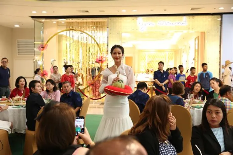 ศูนย์การค้าเซ็นทรัลพลาซา ศาลายา ร่วมกับ หอการค้าจังหวัดนครปฐม จัดประมูลส้มโอ มอบรายได้โรงพยาบาล 7 แห่ง และเหล่ากาชาดจังหวัดนครปฐม ทุบสถิติเงินประมูลสูงสุดถึงลูกละ 300,000 บาท ยอดรวม 1,360,000 บาท