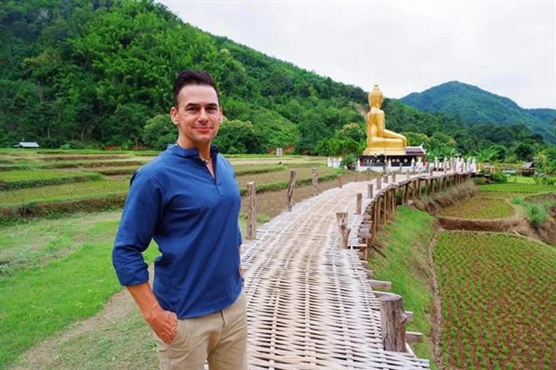 ทีวีไกด์: ชมงานบวชต้นสัก สัมผัสวิถีชาวแพร่ กับฝรั่งอารมณ์ดี “แดเนียล เฟรเซอร์” ในรายการ “หลงรักยิ้ม”