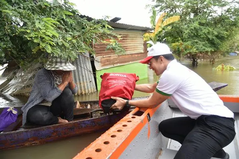กองทุนฮอนด้าเคียงข้างไทย ผนึกกลุ่มบริษัทฮอนด้าและผู้แทนจำหน่ายฯ ส่งมอบถุงยังชีพ เงินช่วยเหลือ และห้องสุขาเคลื่อนที่