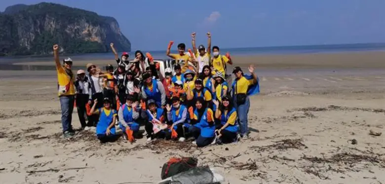 ภาพข่าว: ม.อ.ตรัง ร่วมกับ ชมรม Trash Hero Trang เก็บขยะบริเวณหาดราชมงคล อ.สิเกา จ.ตรัง