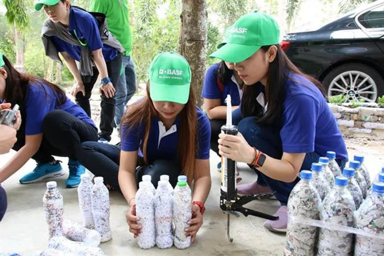 บีเอเอสเอฟจับมือมูลนิธิศุภนิมิต ใช้ Eco Brick พัฒนาโรงเรียนในอำเภอปลวกแดง จังหวัดระยอง