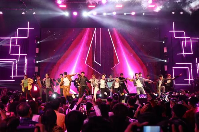 สมการรอคอย '12 Boys’ กับ Live Concert ครั้งแรก!! บนเวที “Superboy Project Presented by GSB” เพิ่มดีกรีความสนุก Big Boy 5 หนุ่ม SBFIVE บาส, คิมม่อน, เต้, คอปเตอร์, ตี๋ ร่วมแจมฟาก Guest Hunter ตอง - ภัครมัย คอเม้นต์ ดุ เดือด เผ็ช มันส์ม