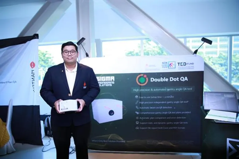 Double Dot QA จากงานวิจัยสู่นวัตกรรมทางการแพทย์ราชวิทยาลัยจุฬาภรณ์โชว์ผลงาน อุปกรณ์ตรวจสอบมุมการฉายรังสีรักษามะเร็ง พร้อมต่อยอดในเชิงพาณิชย์