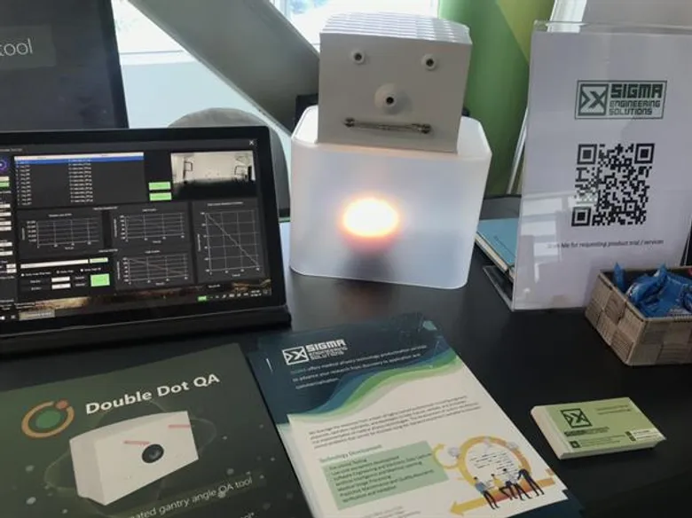 Double Dot QA จากงานวิจัยสู่นวัตกรรมทางการแพทย์ราชวิทยาลัยจุฬาภรณ์โชว์ผลงาน อุปกรณ์ตรวจสอบมุมการฉายรังสีรักษามะเร็ง พร้อมต่อยอดในเชิงพาณิชย์