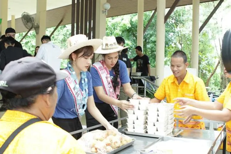 ช่อง 3 จัดกิจกรรมเพื่อผู้สูงอายุ นำนางงาม ศิลปิน และเยาวชน ร่วมกิจกรรม “ช่อง 3 อาสาทำดี ส่งความสุข ปันรอยยิ้มให้ผู้สูงอายุ” ณ ศูนย์พัฒนาการจัดสวัสดิการสังคมผู้สูงอายุบ้านบางละมุง ชลบุรี