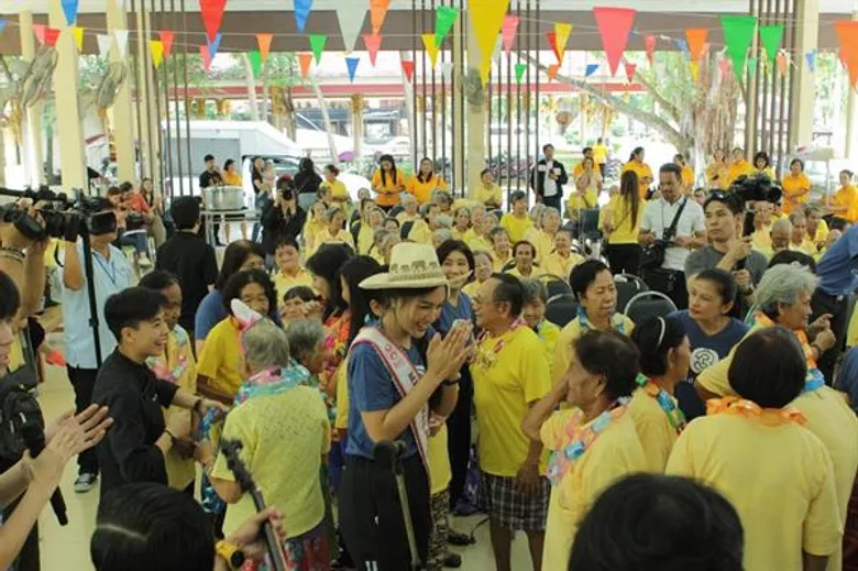 ช่อง 3 จัดกิจกรรมเพื่อผู้สูงอายุ นำนางงาม ศิลปิน และเยาวชน ร่วมกิจกรรม “ช่อง 3 อาสาทำดี ส่งความสุข ปันรอยยิ้มให้ผู้สูงอายุ” ณ ศูนย์พัฒนาการจัดสวัสดิการสังคมผู้สูงอายุบ้านบางละมุง ชลบุรี