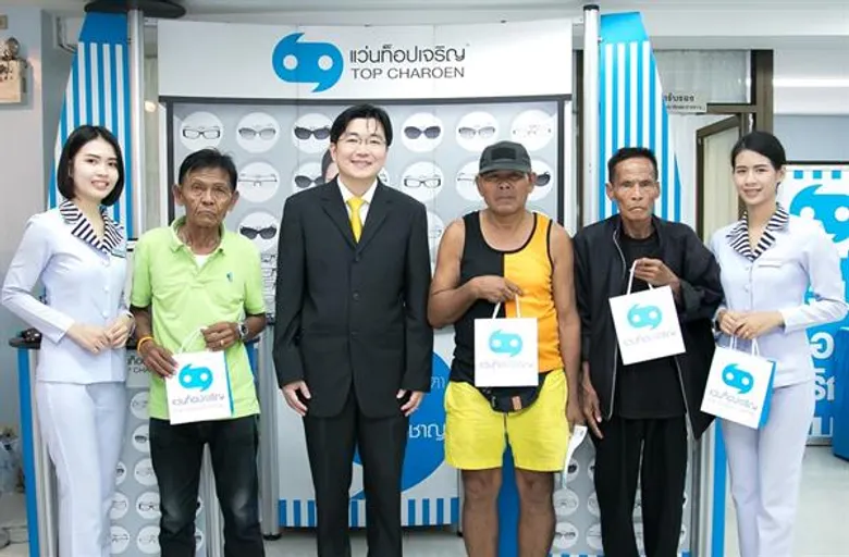 แว่นท็อปเจริญ ร่วมกับมูลนิธิกระจกเงา ช่วยเหลือคนไร้บ้าน ผ่านกิจกรรมตรวจสุขภาพดวงตาและประกอบแว่นฟรี