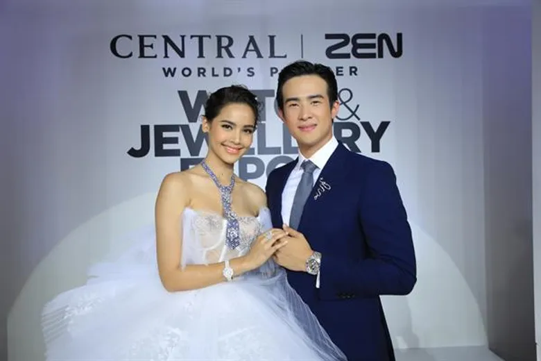 สุดอลัง! เจมส์ มาร์ – ญาญ่า คู่จิ้นสุดฮอตแห่งปี เฉิดฉายบนรันเวย์ฟินาเล่ นาฬิกา-จิวเวลรี่ มูลค่ากว่า 500 ล้านบาท!! ครั้งแรกใจกลางเมือง