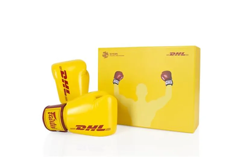 ฉลองครบรอบ 50 ปีดีเอชแอล #50YearsofDHL ดีเอชแอล เอ๊กซ์เพรส ประเทศไทย จับมือ แฟร์เท็กซ์ ผลิตนวมลิมิเต็ดอิดิชั่น 300 คู่ จำหน่ายทั่วโลกผ่าน Fairtex.com 25 ก.ย. นี้ 20.00 น. เป็นต้นไป