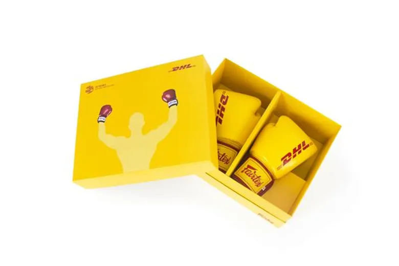 ฉลองครบรอบ 50 ปีดีเอชแอล #50YearsofDHL ดีเอชแอล เอ๊กซ์เพรส ประเทศไทย จับมือ แฟร์เท็กซ์ ผลิตนวมลิมิเต็ดอิดิชั่น 300 คู่ จำหน่ายทั่วโลกผ่าน Fairtex.com 25 ก.ย. นี้ 20.00 น. เป็นต้นไป