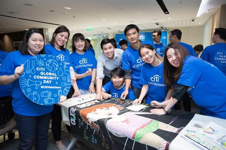 ส่องไอเดียเรียนภาษาไม่พึ่ง 5G ด้วย “สื่อการเรียนรู้ภาษาอังกฤษบนผืนผ้า" จากไอเดียอาสาสมัครซิตี้ ต้นทุนหลักสิบ แต่สร้างความรู้ประเมินค่าไม่ได้ ความสำคัญ 'เมื่อภาษา...เชื่อมโลก’