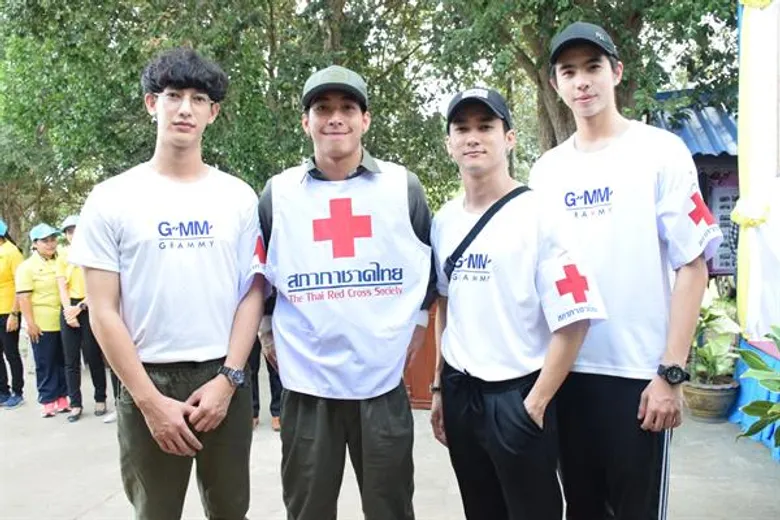 ธารน้ำใจหลั่งไหลไม่หยุด ศิลปินแกรมมี่ลงพื้นที่ช่วยน้ำท่วมต่อเนื่อง
