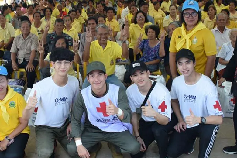 ธารน้ำใจหลั่งไหลไม่หยุด ศิลปินแกรมมี่ลงพื้นที่ช่วยน้ำท่วมต่อเนื่อง