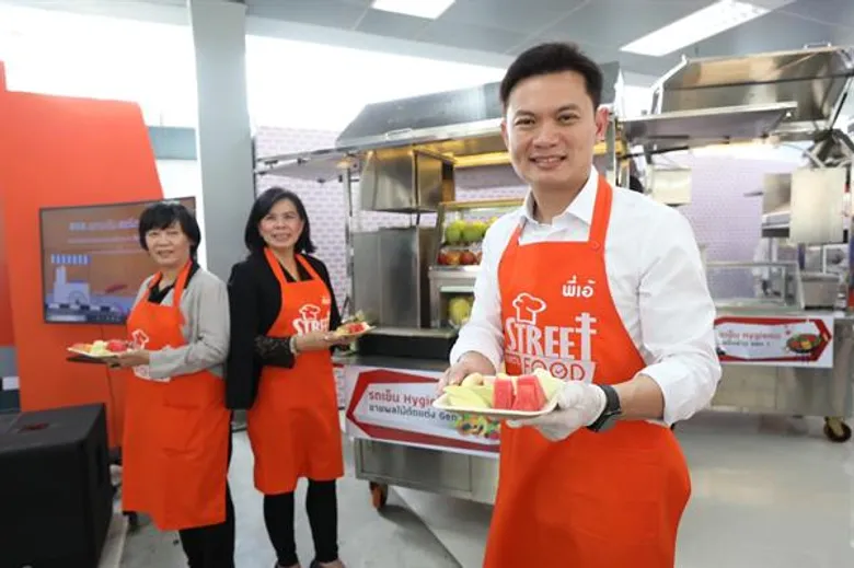 ครั้งแรก! สจล. ผุดนวัตกรรม “รถผลไม้-หมูปิ้งสุดคลีน หุ่นยนต์ขายหมูปิ้ง” เพื่อสตรีทฟู้ดไทย พร้อมชูโมเดลต้นแบบ “สตรีทฟู้ดชุมพร” มาตรฐานใหม่อาหารริมทางอร่อย-ถูกสุขลักษณะ