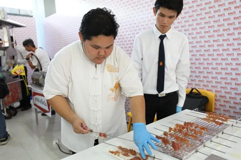 ครั้งแรก! สจล. ผุดนวัตกรรม “รถผลไม้-หมูปิ้งสุดคลีน หุ่นยนต์ขายหมูปิ้ง” เพื่อสตรีทฟู้ดไทย พร้อมชูโมเดลต้นแบบ “สตรีทฟู้ดชุมพร” มาตรฐานใหม่อาหารริมทางอร่อย-ถูกสุขลักษณะ