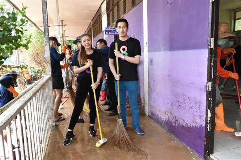 อ๊อฟ -แนส “ปันน้ำใจ สู้ภัยน้ำท่วม”ลงพื้นที่ช่วย โรงเรียน จ. อุบลฯ