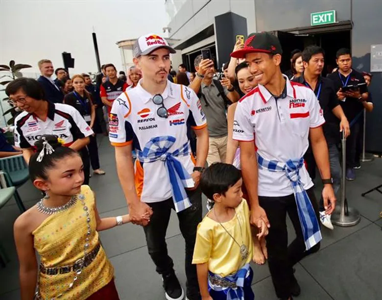 “สมเกียรติ” รับหน้าที่เจ้าบ้าน! ควง “ลอเรนโซ-ครัทช์โลว์” ถ่ายโฆษณา “โมโตจีพี” ใจกลางกรุงเทพฯ โปรโมทประเทศไทย