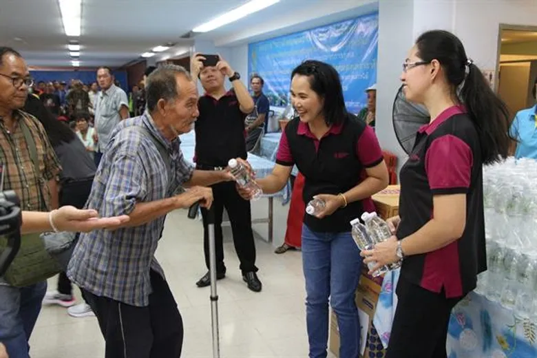 จิตอาสา MBK SRIRIT ร่วมอาสาทำดี ปันน้ำใจสู่สังคม จัดเลี้ยงอาหารกลางวันผู้ยากไร้ ในโครงการ “น้ำพระทัยพระราชทาน"