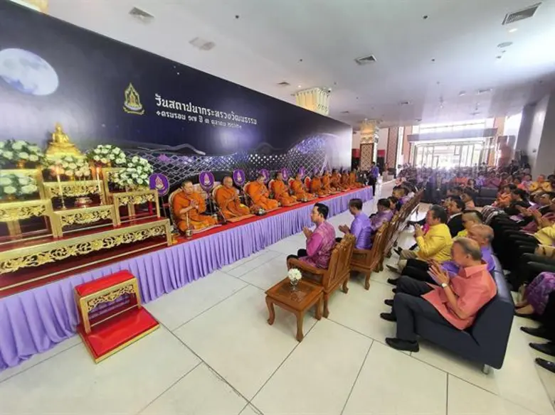 วธ.มอบรางวัล "วัฒนคุณาธร" เชิดชูเกียรติผู้ทำคุณประโยชน์ด้านวัฒนธรรม ประจำปี 2562 คณะสงฆ์-ผู้ผลิตสื่อ-ปราชญ์ชาวบ้าน-ศิลปินพื้นบ้าน ขึ้นรับรางวัล ขอนแก่น ฉะเชิงเทรา นราธิวาส พะเยา พิษณุโลก สงขลา สิงห์บุรี และอุดรธานี คว้ารางวัล สวจ.ดีเด่น