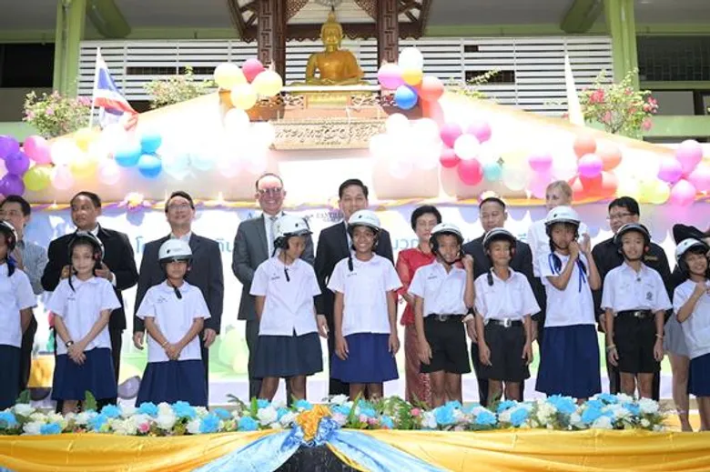 ผู้ร่วมก่อตั้ง แพนเธรา กรุ๊ป ประเทศไทย มอบหมวกนิรภัยแก่เด็กนักเรียน กระตุ้นการใส่หมวกนิรภัย มั่นใจช่วยลดความเสียหายจากอุบัติเหตุ
