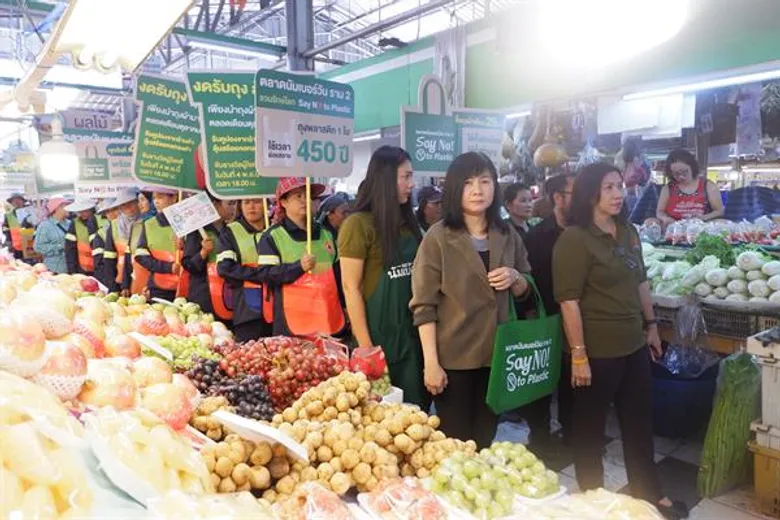 ตลาดนัมเบอร์วัน ราม 2 รณรงค์ลดใช้ถุงพลาสติก ลุ้นรับสร้อยคอทองคำ กระตุ้นผู้บริโภคช่วยลดโลกร้อน