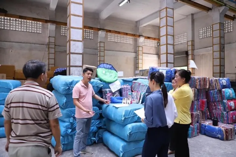 ภาพข่าว: คาราวานรถกองทัพบกบรรทุกสิ่งของช่วยเหลือ โครงการหอการค้าไทย-จีนรวมใจช่วยผู้ประสบอุทกภัย