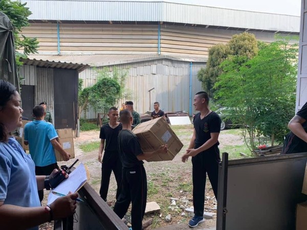 ภาพข่าว: คาราวานรถกองทัพบกบรรทุกสิ่งของช่วยเหลือ โครงการหอการค้าไทย-จีนรวมใจช่วยผู้ประสบอุทกภัย
