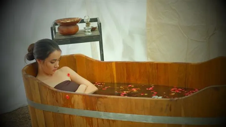 “มุกดา” อวดผิว อาบน้ำหวิวกลางไพร ใน “มธุรสโลกันตร์”