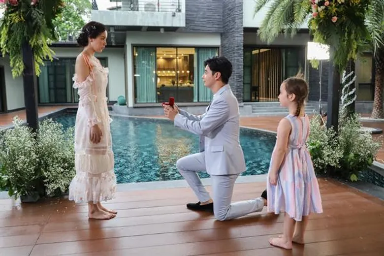 “ออย” เซอร์ไพรส์! คุกเข่าขอ “มุก” แต่งงาน