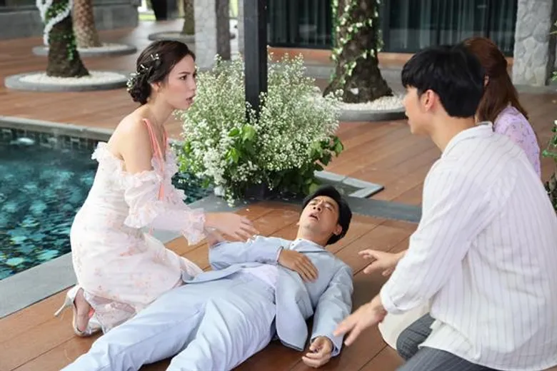 “ออย” เซอร์ไพรส์! คุกเข่าขอ “มุก” แต่งงาน