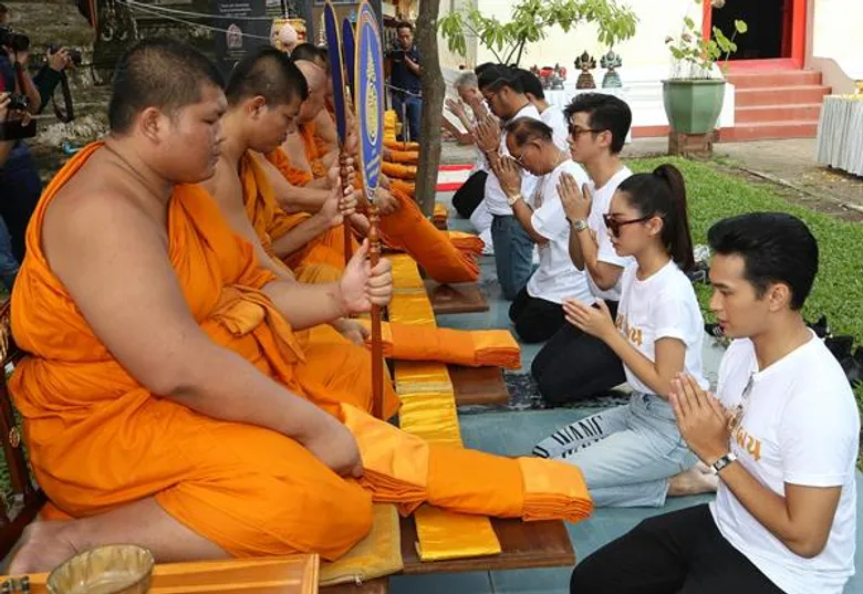 “มาริโอ้” นำทีมนักแสดงจากภาพยนตร์ “ขุนแผน ฟ้าฟื้น” ถวายดาบ วัดแค จ.สุพรรณบุรี