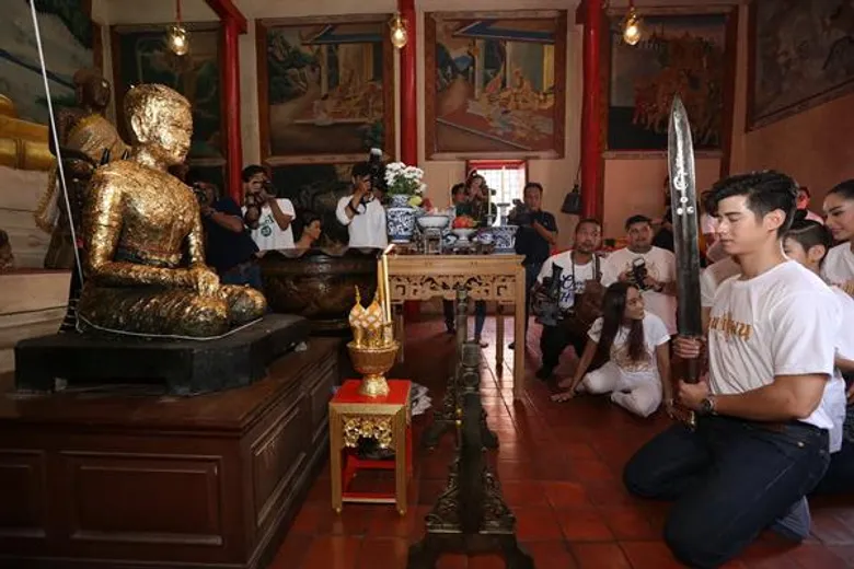 “มาริโอ้” นำทีมนักแสดงจากภาพยนตร์ “ขุนแผน ฟ้าฟื้น” ถวายดาบ วัดแค จ.สุพรรณบุรี