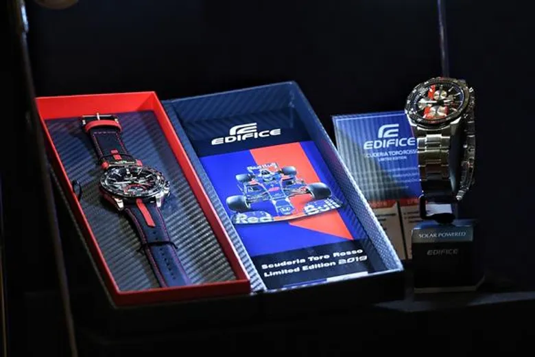 CASIO ตอกย้ำกระแสความแรงของการแข่งขันมอเตอร์สปอร์ตระดับโลก เปิดตัวนาฬิกา EDIFICE สปอร์ตโครโนกราฟเรือนบางรุ่นใหม่ล่าสุดซึ่งออกแบบร่วมกับทีม Scuderia Toro Rosso F1 และ Honda Racing