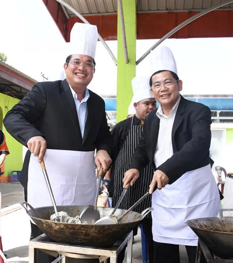 อาชีวะร่วมจัดกิจกรรม ศธ. จัดอาชีวะอาสา Fix it Center "กระทรวงศึกษาธิการเพื่อประชาชน ซ่อม สร้าง ล้างใหม่ เพื่อช่วยเหลือผู้ประสบอุทกภัยจังหวัดอุบลราชธานี"