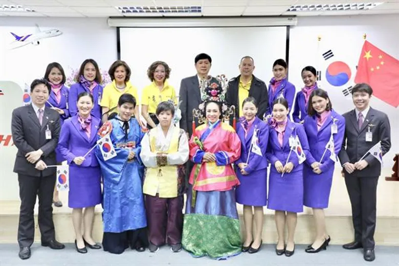 การบินไทยมอบเข็มสัญลักษณ์ธงประจำชาติจีน ญี่ปุ่น และเกาหลีแก่พนักงานต้อนรับบนเครื่องบินที่มีความสามารถทางด้านภาษาที่สาม