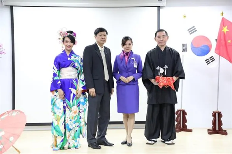 การบินไทยมอบเข็มสัญลักษณ์ธงประจำชาติจีน ญี่ปุ่น และเกาหลีแก่พนักงานต้อนรับบนเครื่องบินที่มีความสามารถทางด้านภาษาที่สาม