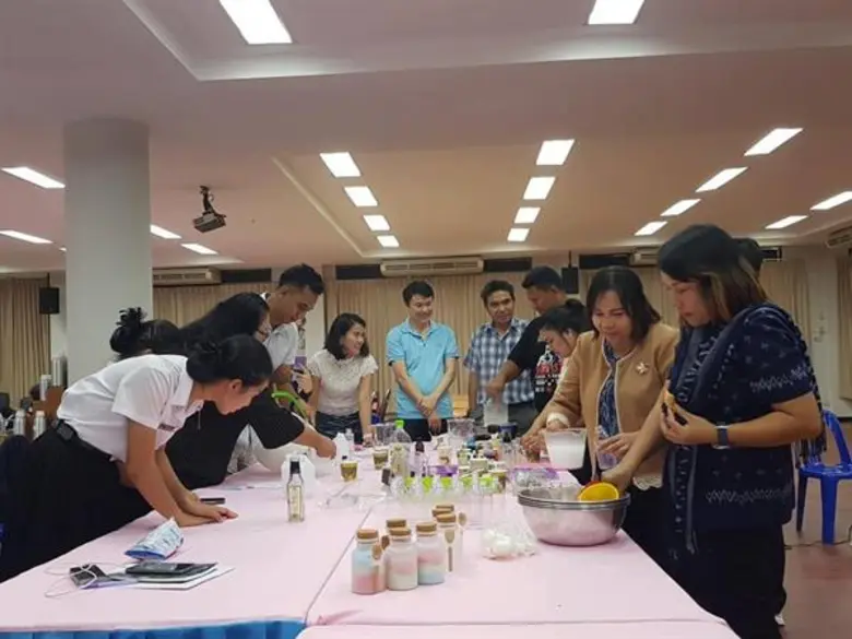 ราชมงคลสกลนคร อบรมการกลั่นน้ำมันหอมระเหย รุ่น 2 พร้อมต่อยอดสู่สินค้าเพื่อการจำหน่ายเชิงพาณิชย์