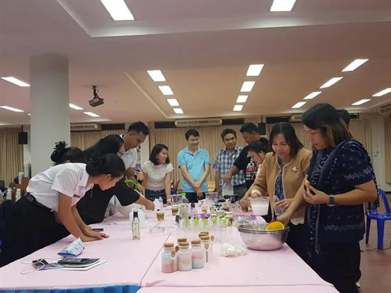 ราชมงคลสกลนคร อบรมการกลั่นน้ำมันหอมระเหย รุ่น 2 พร้อมต่อยอดสู่สินค้าเพื่อการจำหน่ายเชิงพาณิชย์