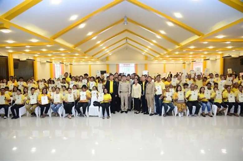 รมช.ธรรมนัส ลงพื้นที่ติดตามความก้าวหน้าการดำเนินงานพื้นที่ คทช. สุราษฎร์ธานี พร้อมมอบเอกสารสิทธิ์ ส.ป.ก. 4-01 แก่เกษตรกร 350 ราย