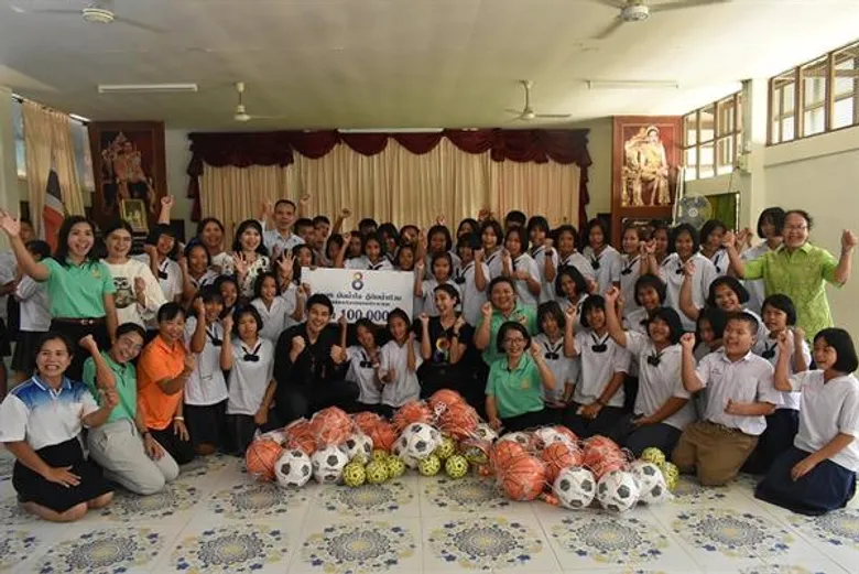 ช่อง8นำ ลูกเกด-มังกร “ปันน้ำใจ สู้ภัยน้ำท่วม” ฟื้นฟู 6โรงเรียน อุบลฯ