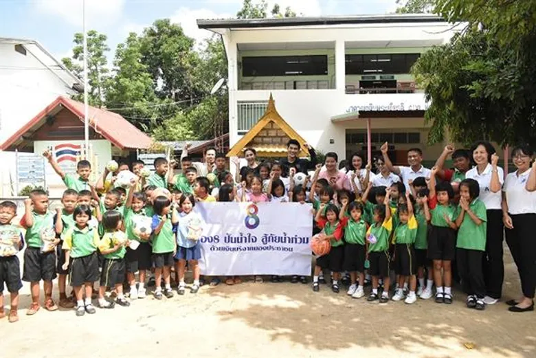ช่อง8นำ ลูกเกด-มังกร “ปันน้ำใจ สู้ภัยน้ำท่วม” ฟื้นฟู 6โรงเรียน อุบลฯ